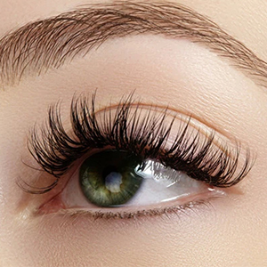 Berücksichtigen Sie diese Faktoren, bevor Sie falsche Wimpern tragen