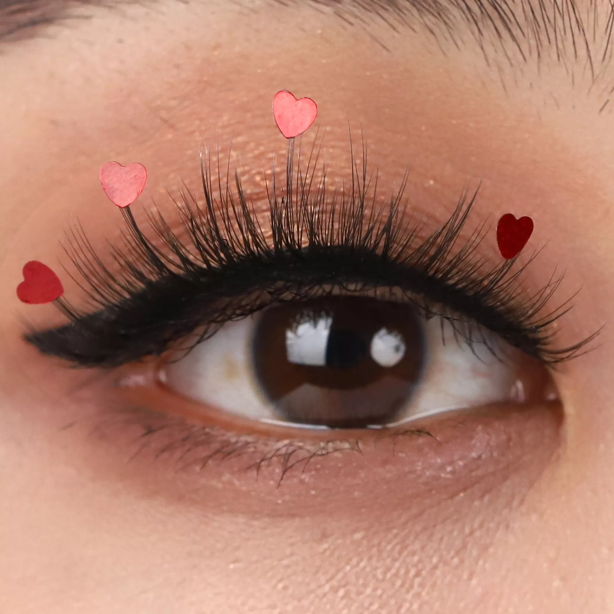 Die Geschichte der künstlichen Wimpern kennen Sie vielleicht