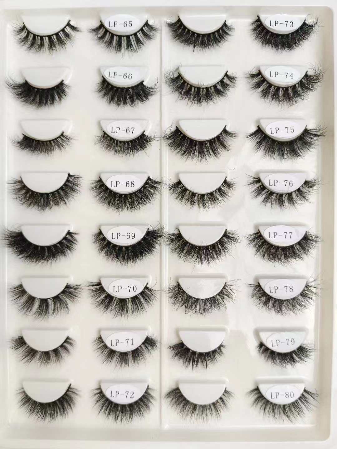 Der ultimative Leitfaden für Wimpernliebhaber: Alles, was Sie über falsche Wimpern und Wimpernbüschel wissen müssen