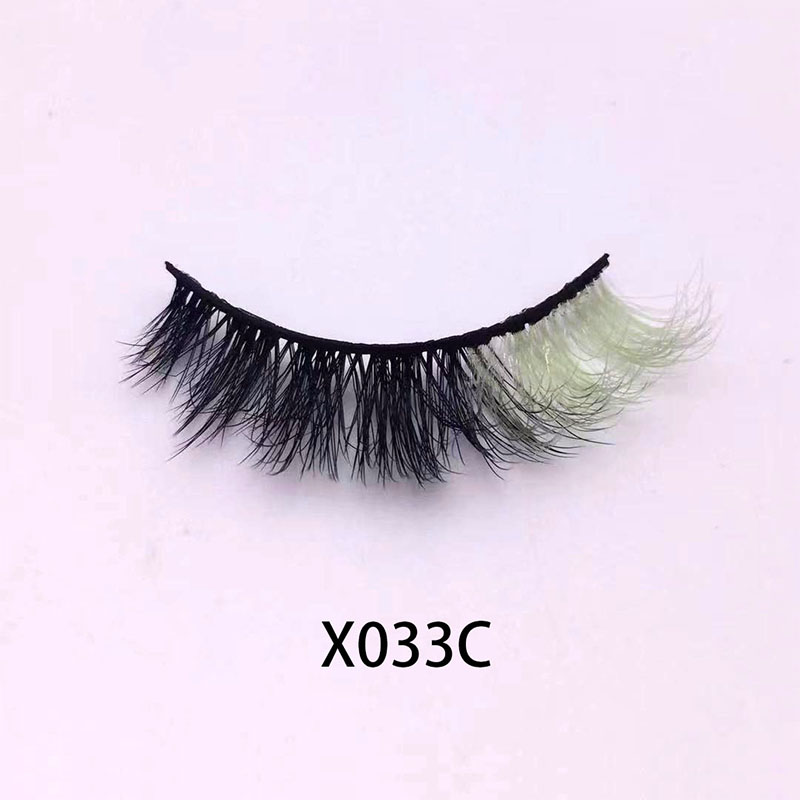 Volle lockige Wimpern mit Farbe am Ende