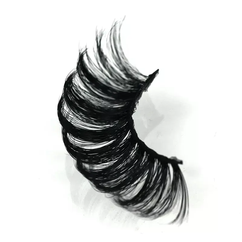 Natürlicher Look, dramatische Wimpern im Cat-Eye-Stil
